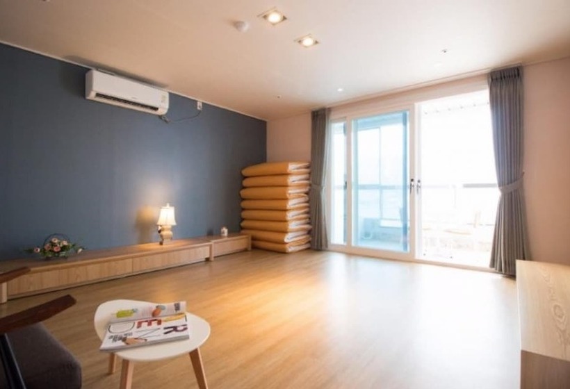 اتاق خانوادگی با چشم‌انداز دریا, Lium Spa Hostel