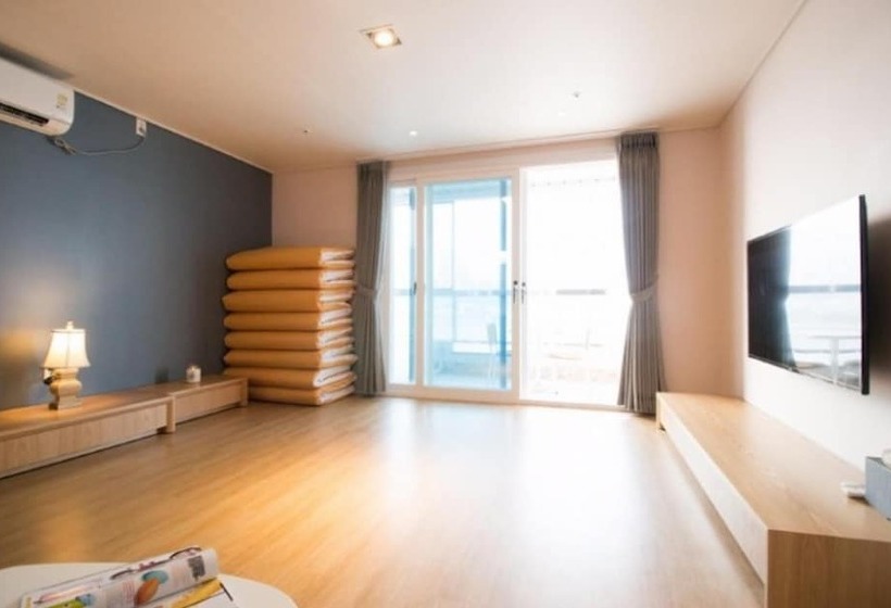 اتاق خانوادگی با چشم‌انداز دریا, Lium Spa Hostel