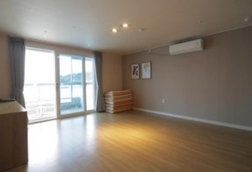 اتاق خانوادگی با چشم‌انداز دریا, Lium Spa Hostel