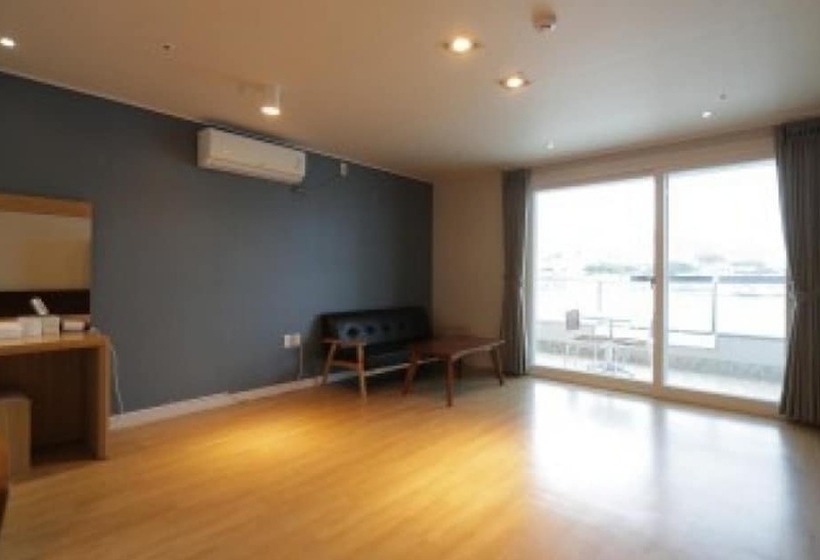 اتاق خانوادگی با چشم‌انداز دریا, Lium Spa Hostel