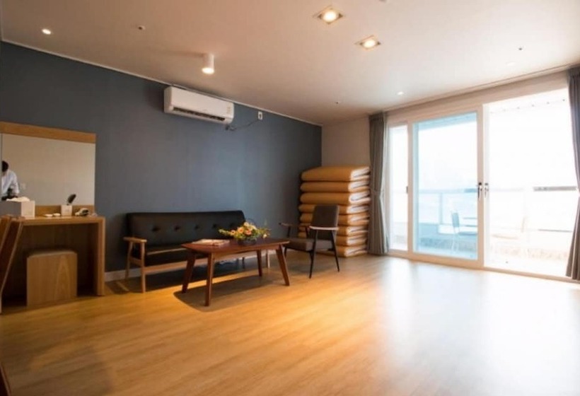 اتاق خانوادگی با چشم‌انداز دریا, Lium Spa Hostel