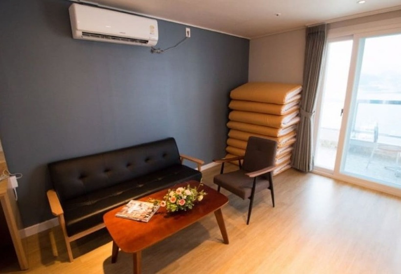 اتاق خانوادگی با چشم‌انداز دریا, Lium Spa Hostel