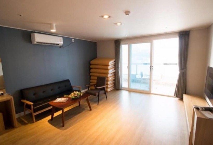 اتاق خانوادگی با چشم‌انداز دریا, Lium Spa Hostel