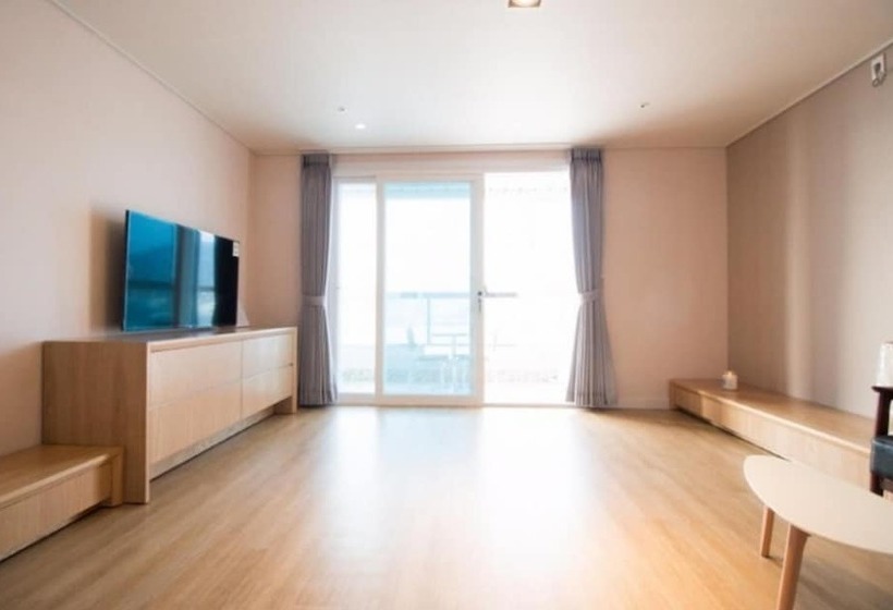 اتاق خانوادگی با چشم‌انداز دریا, Lium Spa Hostel