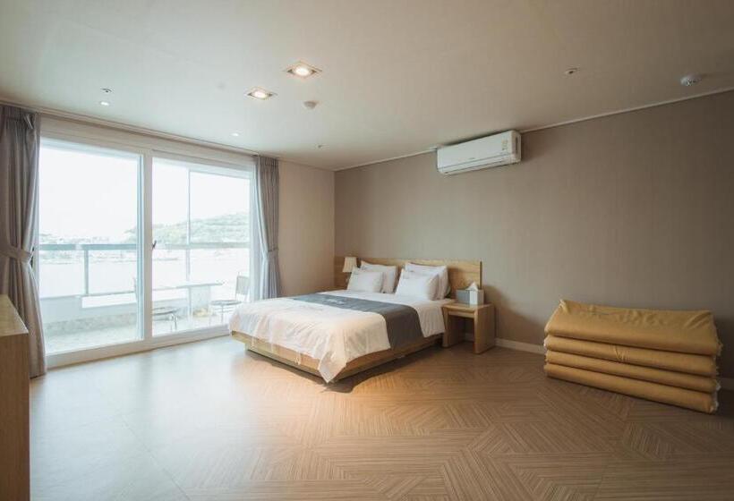 اتاق خانوادگی با چشم‌انداز دریا, Lium Spa Hostel