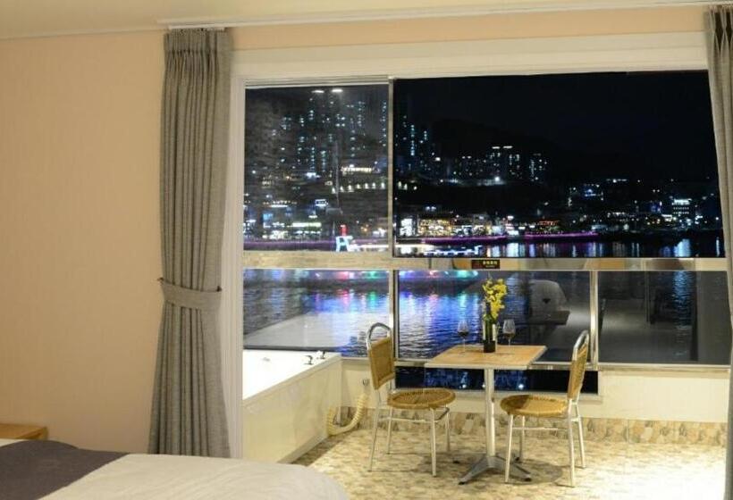 اتاق خانوادگی با چشم‌انداز دریا, Lium Spa Hostel