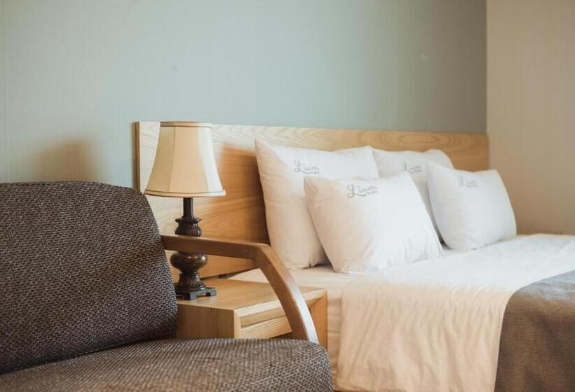 اتاق خانوادگی با چشم‌انداز دریا, Lium Spa Hostel
