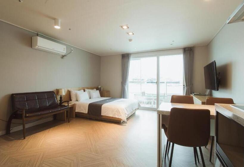 اتاق خانوادگی با چشم‌انداز دریا, Lium Spa Hostel