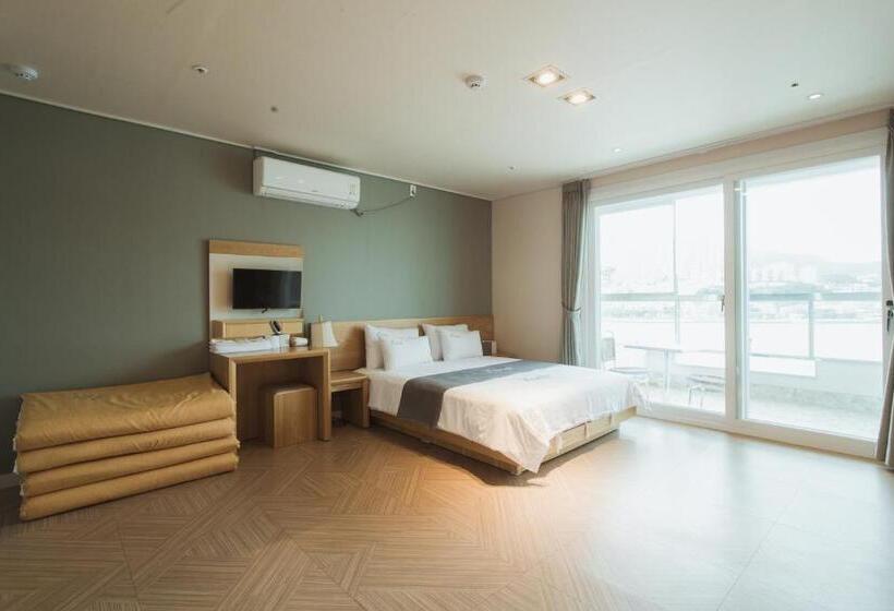 اتاق خانوادگی با چشم‌انداز دریا, Lium Spa Hostel