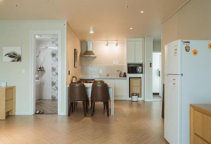 اتاق خانوادگی با چشم‌انداز دریا, Lium Spa Hostel