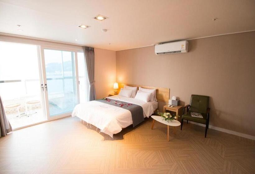 اتاق خانوادگی با چشم‌انداز دریا, Lium Spa Hostel