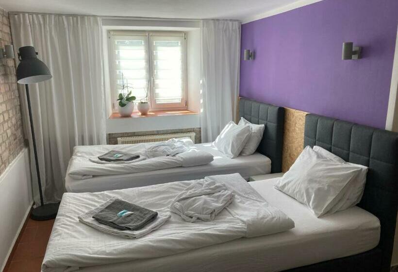 اتاق لوکس, Pension Skylark