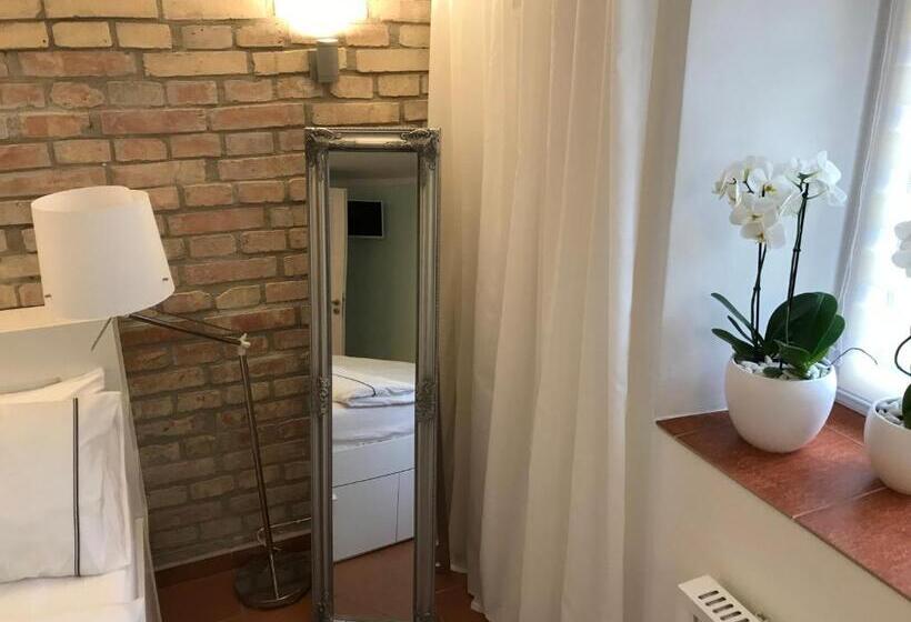 سوییت لوکس, Pension Skylark