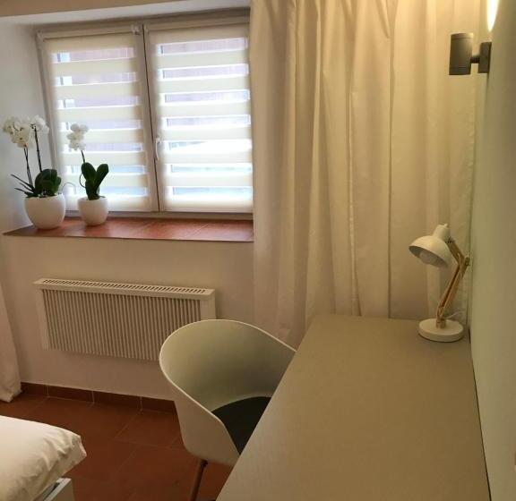 سوییت لوکس, Pension Skylark
