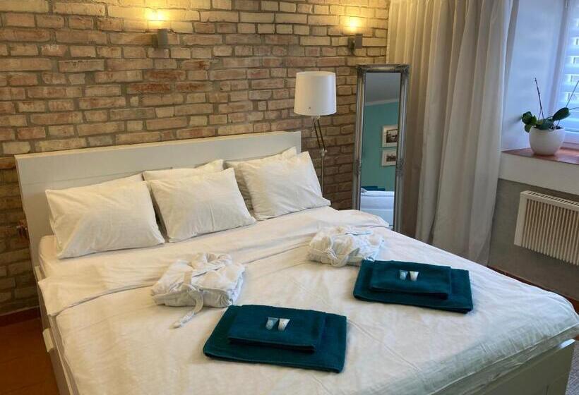سوییت لوکس, Pension Skylark