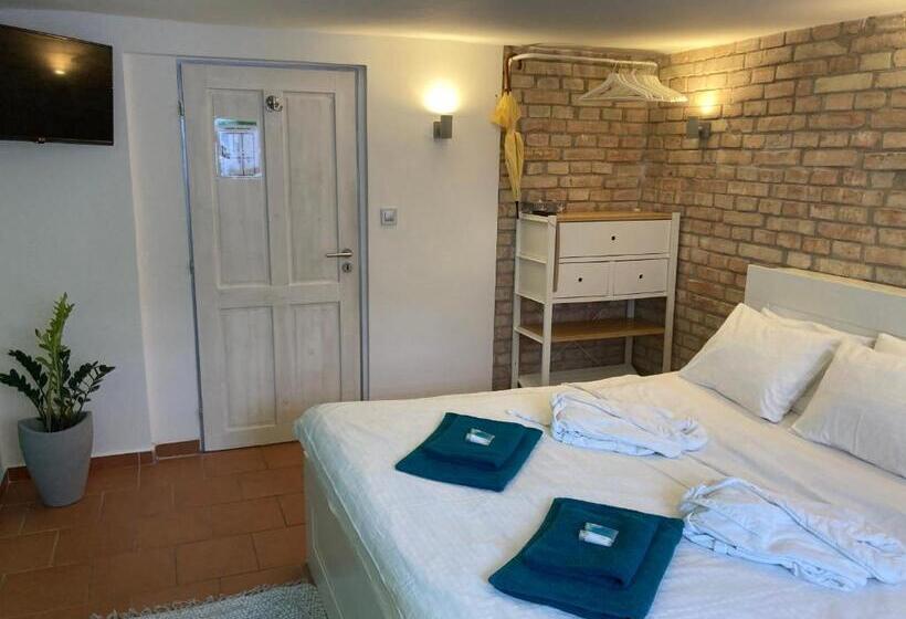 سوییت لوکس, Pension Skylark