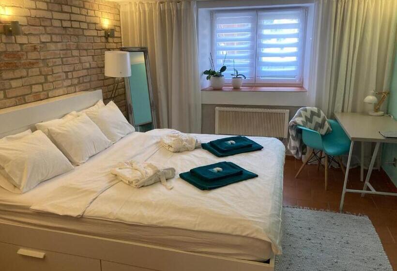 سوییت لوکس, Pension Skylark
