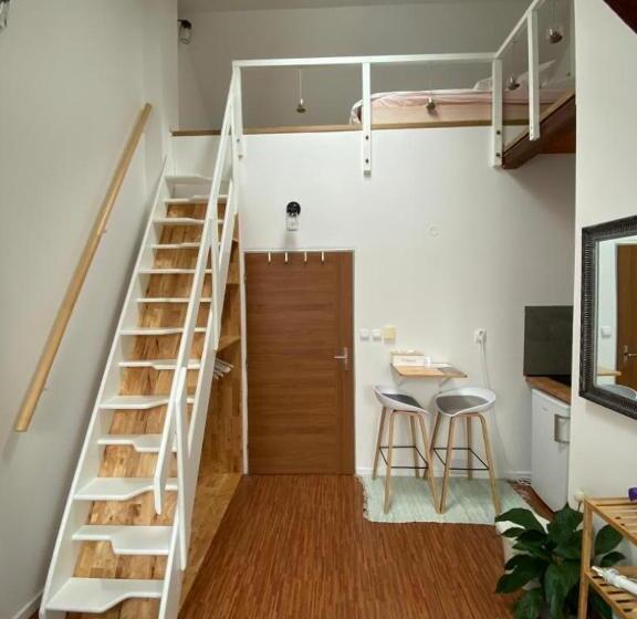 سوییت دوبلکس, Pension Skylark
