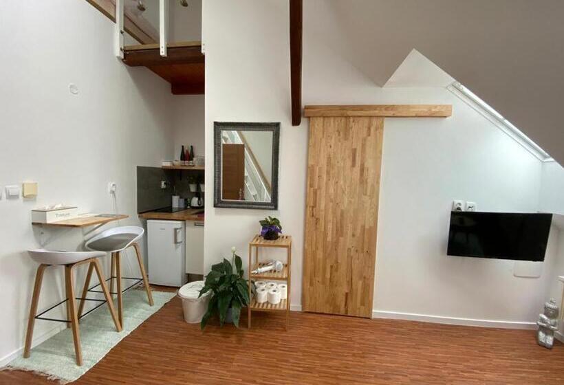 سوییت دوبلکس, Pension Skylark