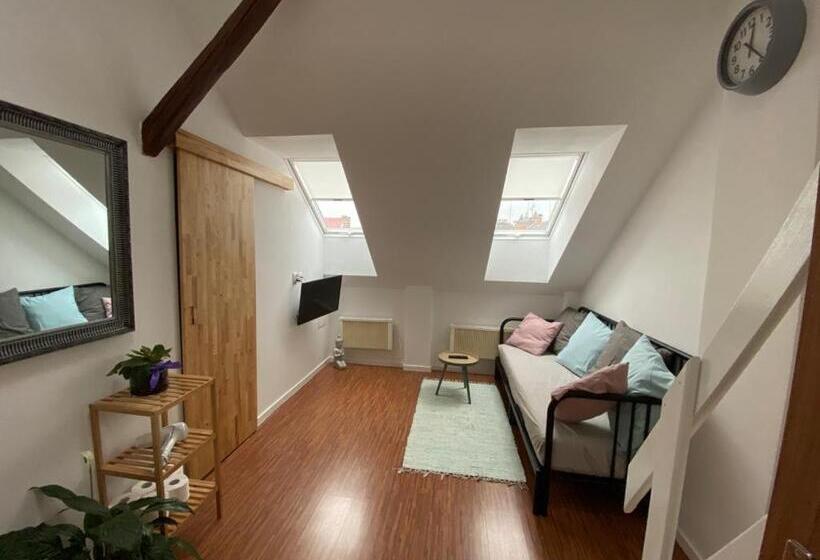 سوییت دوبلکس, Pension Skylark