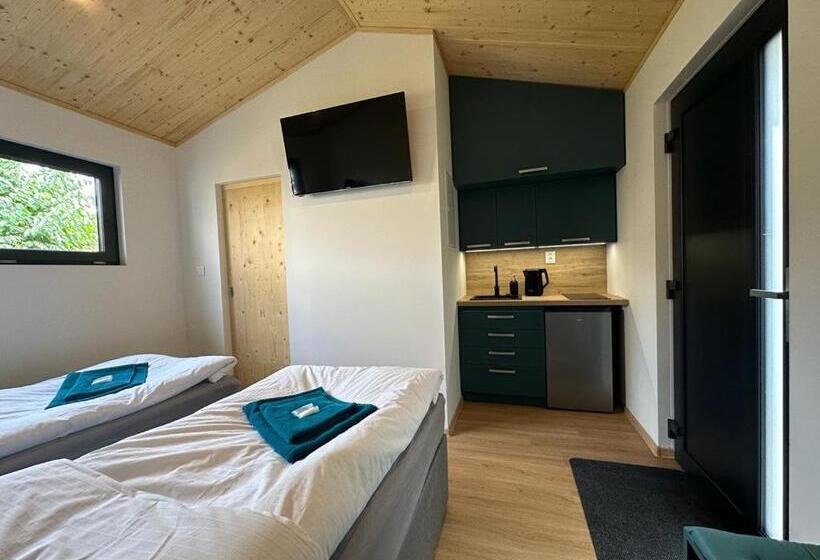 استودیوی سوپریور, Pension Skylark