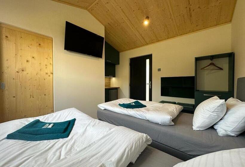 استودیوی سوپریور, Pension Skylark