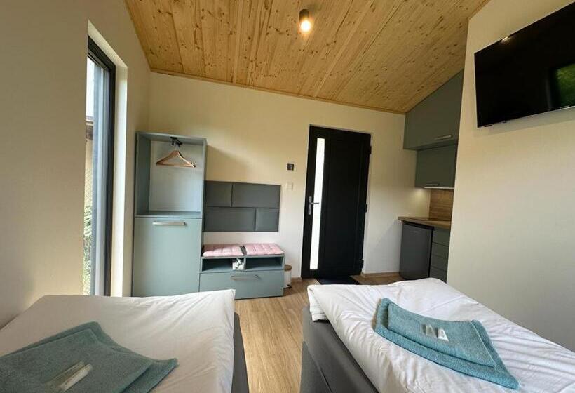 استودیوی سوپریور, Pension Skylark