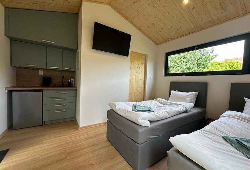 استودیوی سوپریور, Pension Skylark
