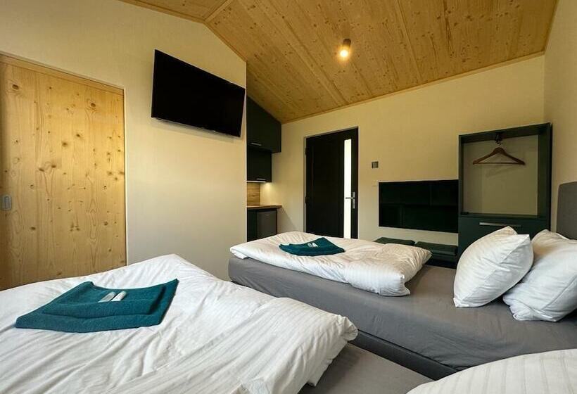 استودیوی سوپریور, Pension Skylark