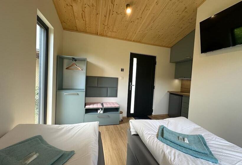استودیوی سوپریور, Pension Skylark