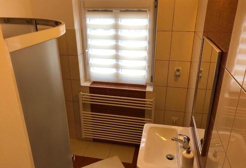 سوییت لوکس, Pension Skylark