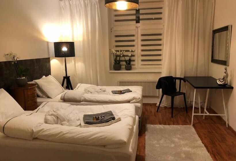 سوییت لوکس, Pension Skylark