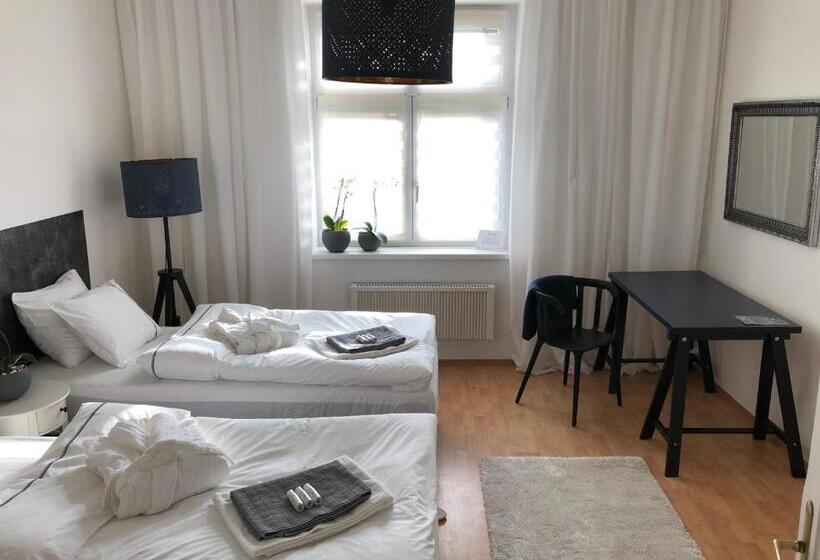 سوییت لوکس, Pension Skylark