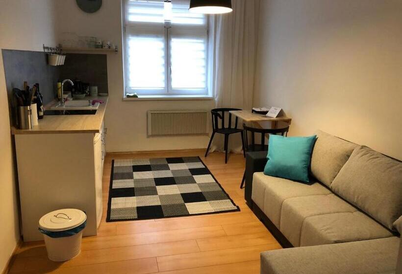 سوییت لوکس, Pension Skylark