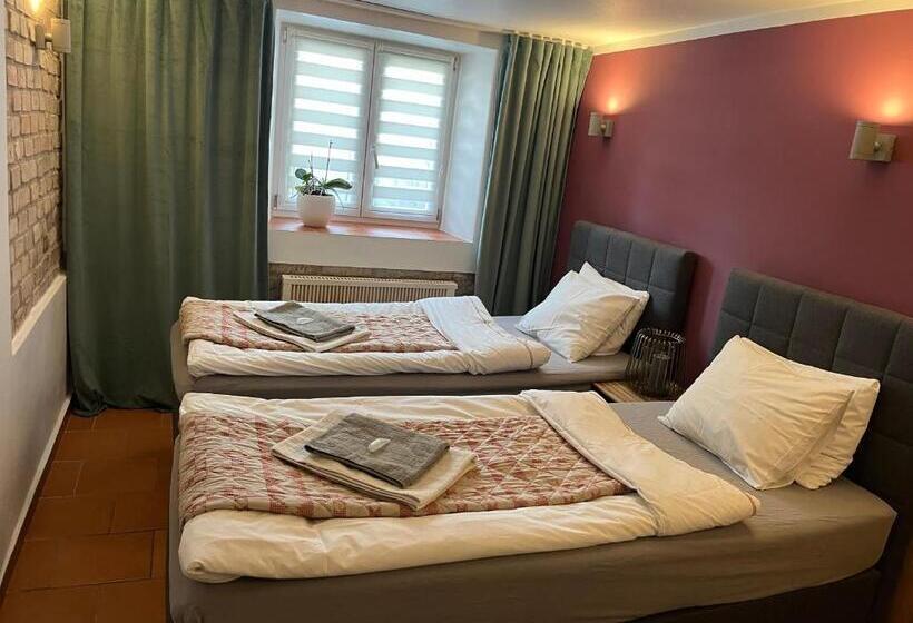 اتاق لوکس, Pension Skylark
