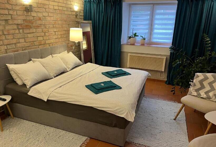 سوییت لوکس, Pension Skylark
