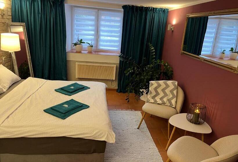 سوییت لوکس, Pension Skylark