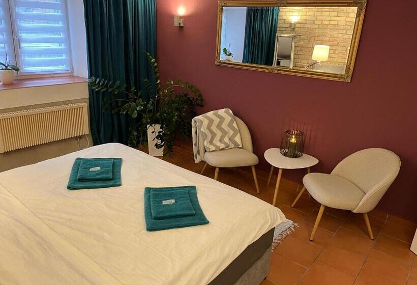 سوییت لوکس, Pension Skylark