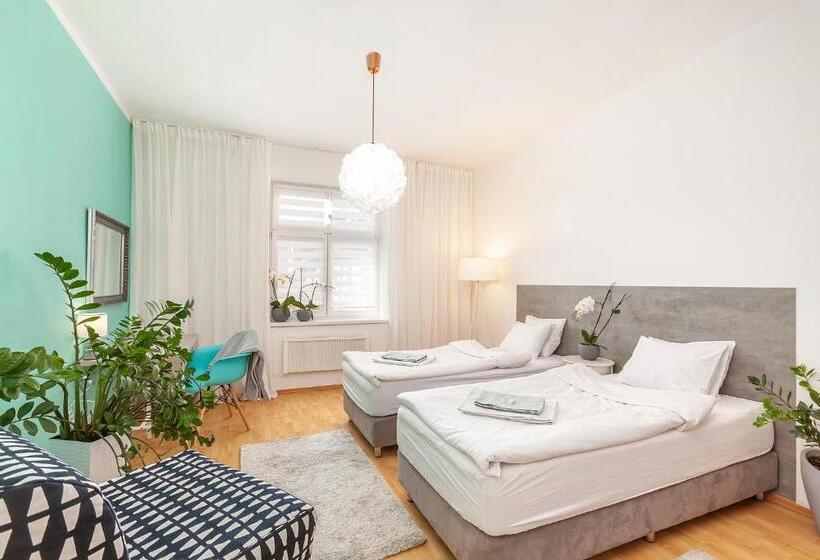 اتاق استاندارد با چشم‌انداز باغ, Pension Skylark