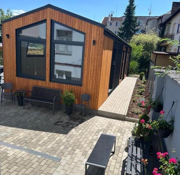 استودیوی سوپریور, Pension Skylark
