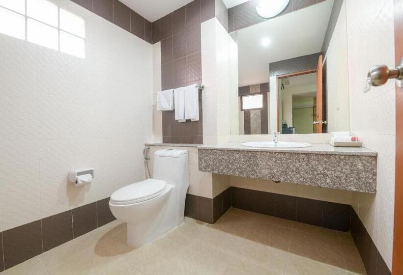 اتاق لوکس با تخت بزرگ, The Route Sriracha Hotel And Residence
