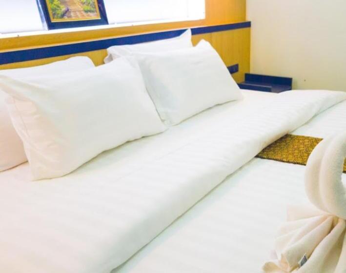 اتاق لوکس با تخت بزرگ, The Route Sriracha Hotel And Residence