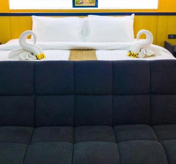 اتاق لوکس با تخت بزرگ, The Route Sriracha Hotel And Residence