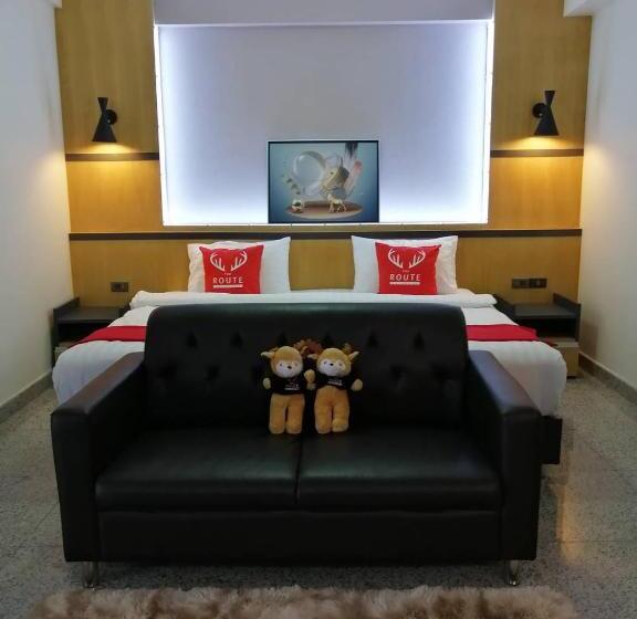 اتاق لوکس با تخت بزرگ, The Route Sriracha Hotel And Residence