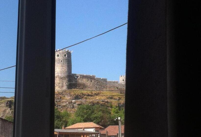 اتاق استاندارد سه نفره, Castle