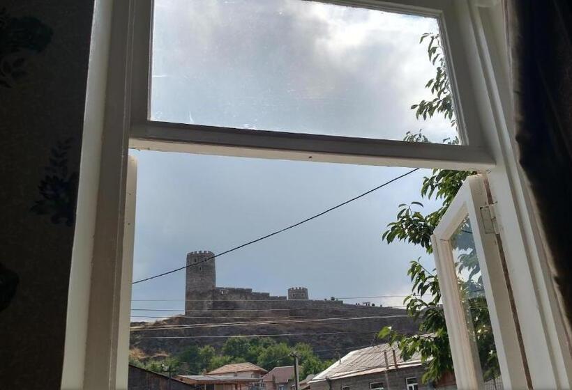 اتاق استاندارد سه نفره, Castle