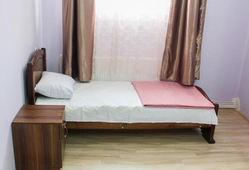 اتاق استاندارد چهار تخته, Gorihouse