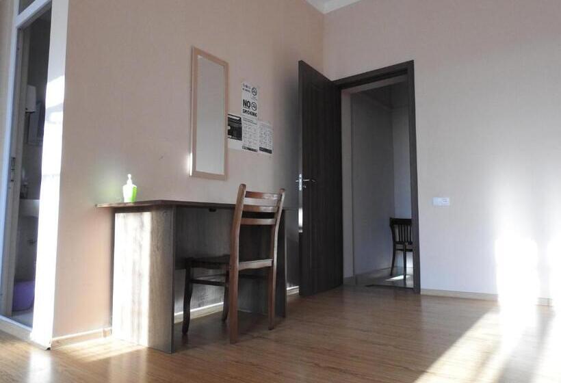 اتاق کلاسیک سه تخته, Gorihouse
