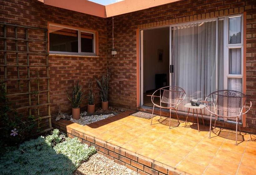 اتاق لوکس خانوادگی, Asante Guest House