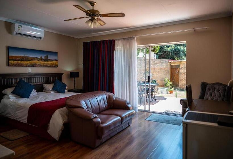 اتاق لوکس با چشم‌انداز استخر, Asante Guest House